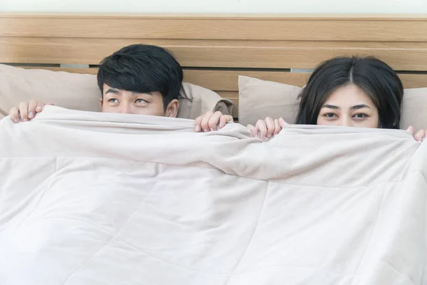 Heureux Couple Asiatique Couché Dans Lit Regardant Sous Couverture Regardant — Photo