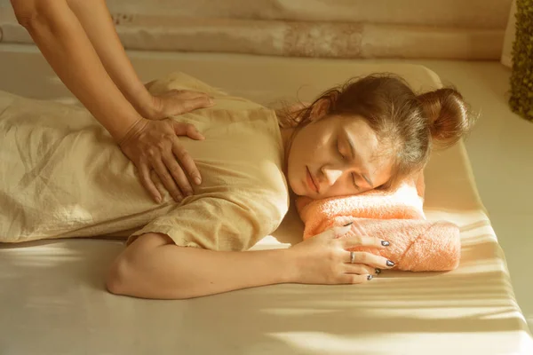 Güzel Asyalı genç kadın vücut masajını spa konsepti rahatlığı ve sağlık spa 'sında yapıyor..