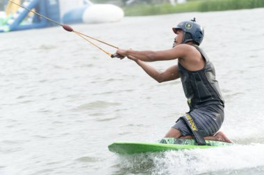 2017, 16 Eylül, Bangkok, Tayland: Zanook Wake Park 'ta bir gölde kabloyla uyanan adam.