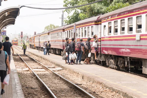 2017 Ağustos 2017, Bangkok, Tayland, Bangsue tren istasyonunda. İnsanlar tren istasyonunda inip çıkıyorlar..