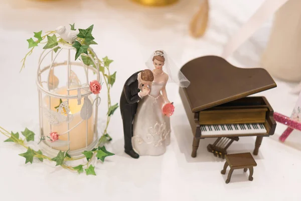 Μινιατούρα Γάμου Ζευγάρι Κούκλα Πιάνο Προσομοίωση Γάμου Διακόσμηση Λευκό Τραπέζι — Φωτογραφία Αρχείου