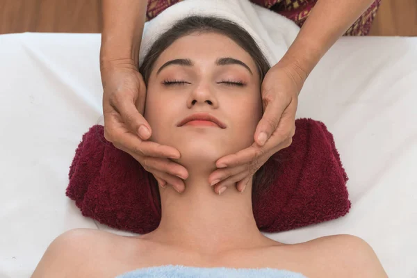 Konsept Rahatlama Sağlıklı Spa Güzel Genç Bir Kadın Yüz Masajı — Stok fotoğraf