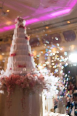 Düğün şölenindeki baloncuklar ve düğün pastasının soyut bulanıklığı.