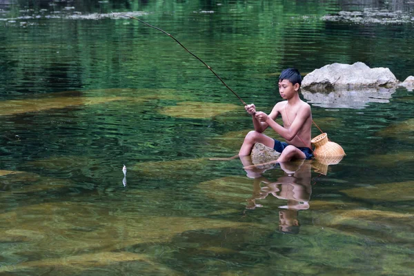 2017 Octubre Ratchaburi Tailandia Niño Sosteniendo Gancho Pesca Estanque Niño — Foto de Stock