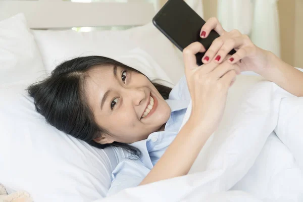 Красива Молода Жінка Використовуючи Смартфон Лежить Білому Ліжку Концепція Технології — стокове фото