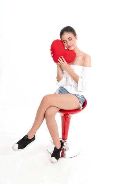 Feliz Bela Jovem Segurando Vermelho Almofada Forma Coração Sorrindo Isolado — Fotografia de Stock