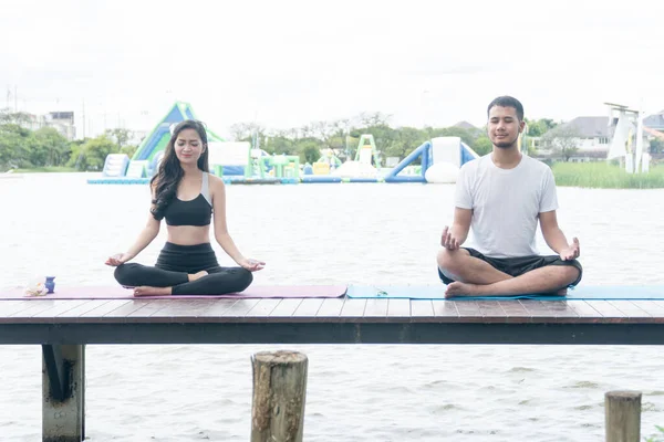 Atractivas Parejas Jóvenes Que Practican Yoga Posan Loto Puente Junto —  Fotos de Stock