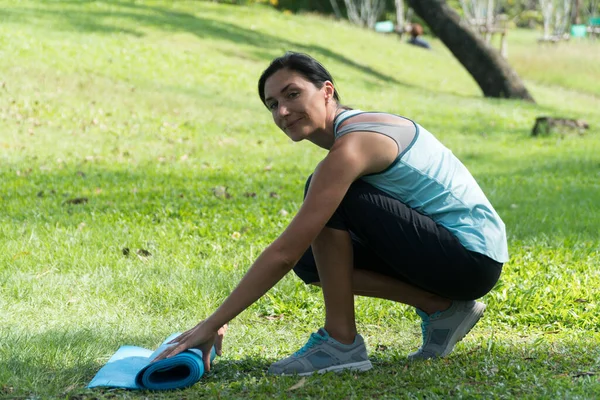 Mujer Caucásica Mediana Edad Rodando Esterilla Antes Hacer Yoga Sobre —  Fotos de Stock