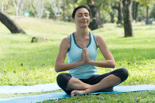 Mujer Caucásica Mediana Edad Haciendo Yoga Los Parques Niña Fijándose —  Fotos de Stock