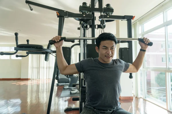Spor Salonunda Fitness Makinesiyle Oynayan Yakışıklı Adam Vücut Geliştirici Adam — Stok fotoğraf