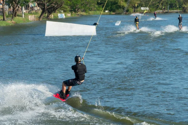 2017, 30 Nisan, Bangkok, Tayland: Zanook Wake Park 'ta bir gölde kabloyla uyanan adam.