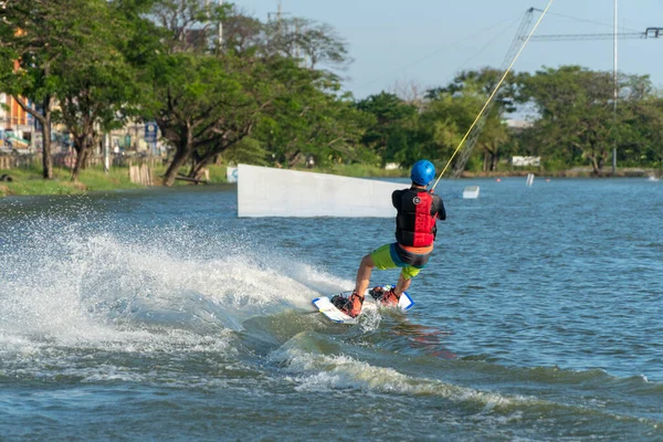 2017 Dubna Bangkok Thajsko Man Wake Boarding Jezeře Kabelem Zanook — Stock fotografie