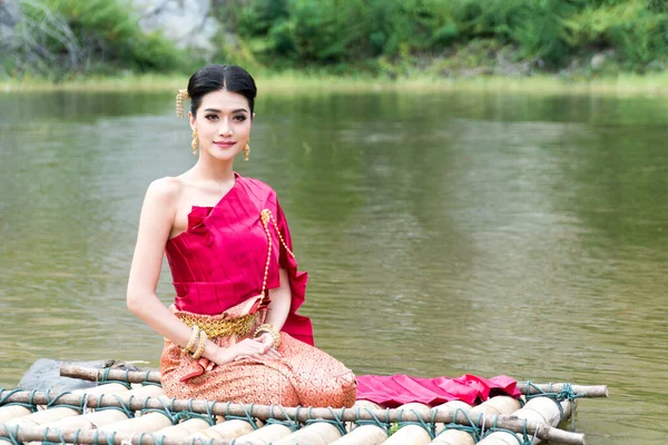Retrato Mujer Joven Con Joyas Tradicionales Tailandesas Color Rojo Púrpura — Foto de Stock