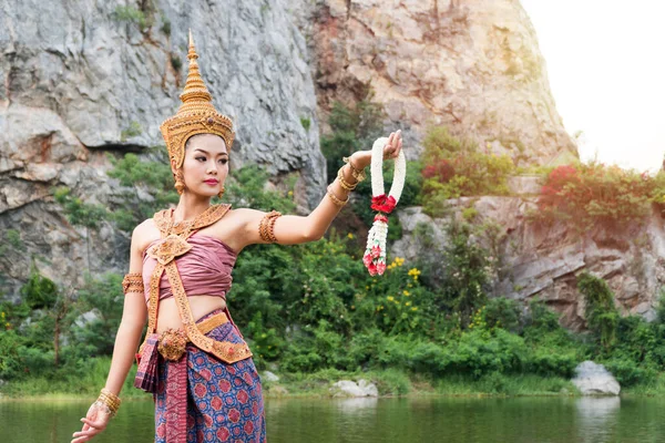 Ritratto Giovane Donna Che Indossa Gioielli Tradizionali Thai Viola Oro — Foto Stock