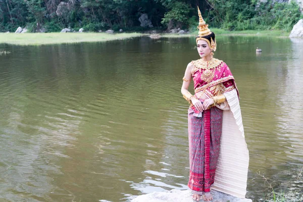 Retrato Mujer Joven Con Joyas Tradicionales Tailandesas Color Rojo Púrpura — Foto de Stock