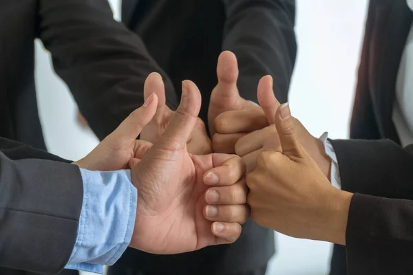 Close Group Επιχειρηματίες Των Χεριών Κάνει Δώσει Αντίχειρες Μέχρι Πινακίδα — Φωτογραφία Αρχείου