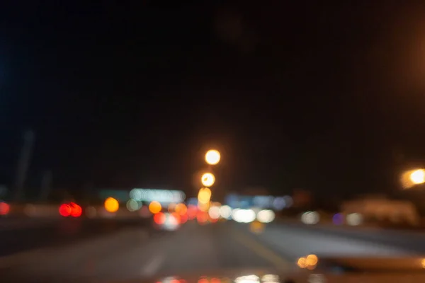 色彩斑斓 焦散不清 模糊的灯光 摘要城市生活方式概念 夜间车灯发亮或发亮的模糊脱焦背景 — 图库照片