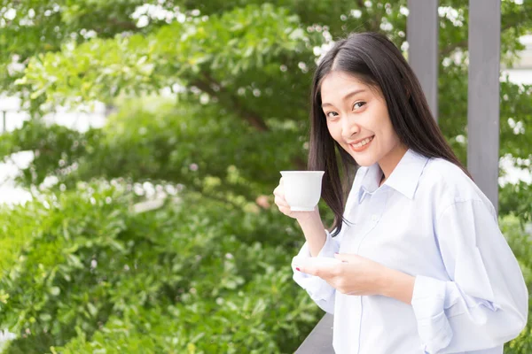 Güzel Genç Bir Kadın Elinde Kahve Fincanıyla Terasta Ağaç Zeminli — Stok fotoğraf