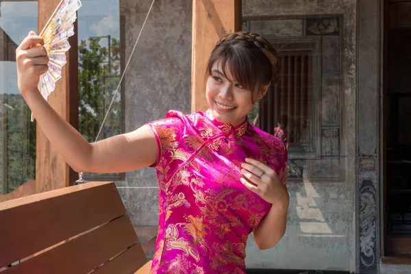 Retrato Hermosa Mujer Joven Usar Cheongsam Vestido Rosa Profundo Sosteniendo — Foto de Stock