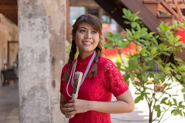 Retrato Hermosa Mujer Joven Usar Cheongsam Vestido Rosa Profundo Sosteniendo — Foto de Stock