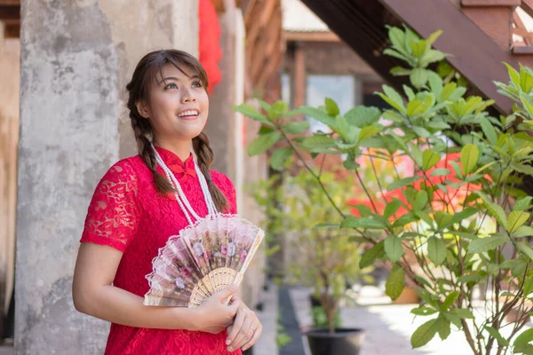 Retrato Hermosa Mujer Joven Usar Cheongsam Vestido Rojo Sosteniendo Ventilador — Foto de Stock
