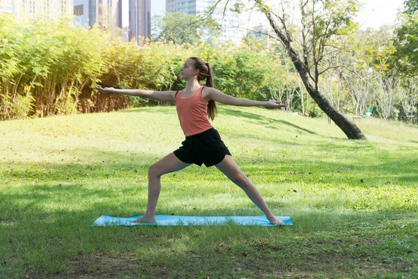 Adolescente Chica Caucásica Haciendo Yoga Los Parques Niña Montado Esterilla —  Fotos de Stock