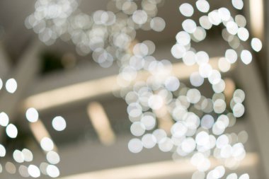 Odaksız bokeh bulanık ışıklar. Festival ve kutlama için beyaz Bokeh ışıklandırmasının soyut bulanıklığı. Alışveriş merkezlerindeki ışık Bokeh 'i bulanık arkaplan