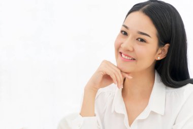 Beyaz arka planda soyutlanmış gülümseyen genç kadınlar. Asyalı mutlu kız kameraya bakıyor..