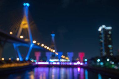 Çok renkli odağını kaybetmiş bokeh bulanık ışıklar. Bhumibol Köprüsü ışığının soyut bulanıklık giderici arka planı ya da geceleri aydınlatma. Şehir yaşam tarzı kavramı.
