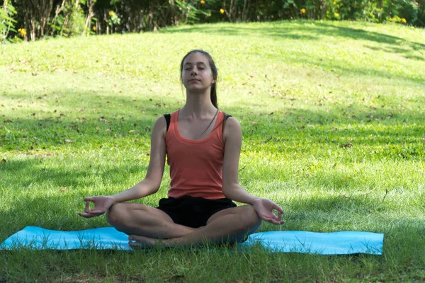 Adolescente Chica Caucásica Haciendo Yoga Los Parques Niña Montado Esterilla —  Fotos de Stock