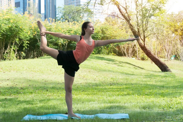 Adolescente Chica Caucásica Haciendo Yoga Los Parques Niña Montado Esterilla —  Fotos de Stock