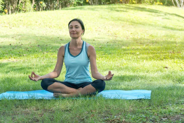Mujer Caucásica Mediana Edad Haciendo Yoga Los Parques Mujer Pie —  Fotos de Stock