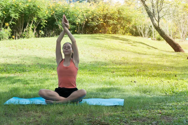 Yoga Saludable Concepto Atractiva Adolescente Haciendo Yoga Los Parques Ejercicios —  Fotos de Stock
