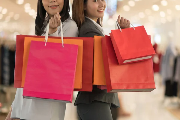 Két Gyönyörű Fiatal Sok Bevásárlószatyrot Tart Bevásárlóközpontok Hátterében Boldogság Fogyasztó — Stock Fotó