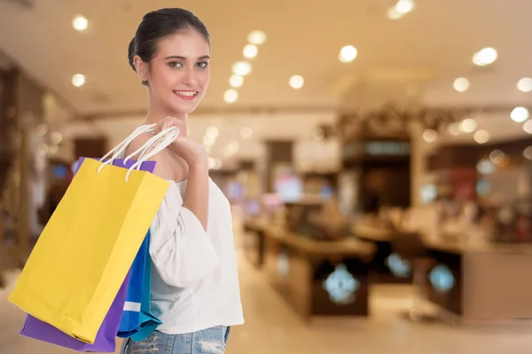 Joven Alegre Sosteniendo Coloridas Bolsas Compras Sobre Fondo Los Centros —  Fotos de Stock