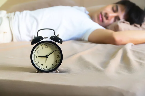 Relógio Alarme Preto Atraente Com Homem Bonito Dormindo Cama Ele — Fotografia de Stock