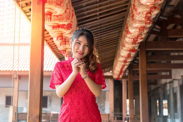 Retrato Hermosa Mujer Joven Usar Cheongsam Vestido Rojo Con Gesto — Foto de Stock