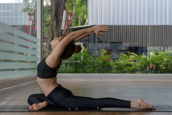 Hermosa Joven Con Ropa Deportiva Negra Haciendo Ejercicio Yoga Fondo —  Fotos de Stock