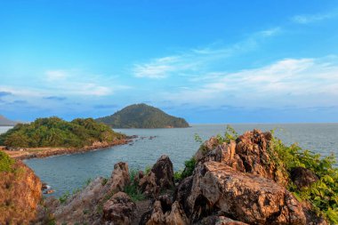 Gökyüzü, deniz ve Nang Phaya adası akşamı. Chanthaburi Tayland 'daki Nang Phaya Tepesi manzaralı noktasında mavi gökyüzünde ada ve beyaz olabilir. Seyahat tatili kavramı.