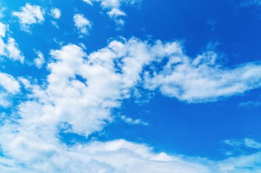 Bulutlu güzel mavi gökyüzü. Renkli gökyüzü açık ve beyaz bulutlar doğal arkaplanda.