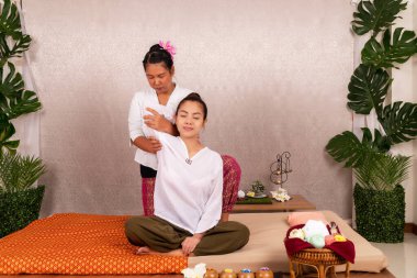 Çekici Asyalı genç kadın refleksolojisi vücut masajını spa 'da yapıyor. Rahatlamayı ve sağlık kaplıcasını kabul et.