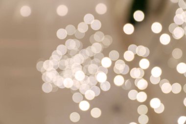 Odaksız bokeh bulanık ışıklar. Festival ve kutlama için beyaz Bokeh ışıklandırmasının soyut bulanıklığı. Alışveriş merkezlerindeki ışık Bokeh 'i bulanık arkaplan