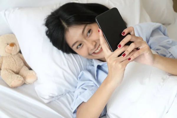 Приваблива Молода Азіатка Тримає Смартфон Фотографує Лежачого Білому Ліжку Вранці — стокове фото