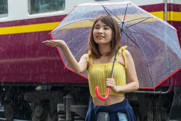 Jovem Atraente Segurando Guarda Chuva Dia Chuvoso Estação Trem — Fotografia de Stock