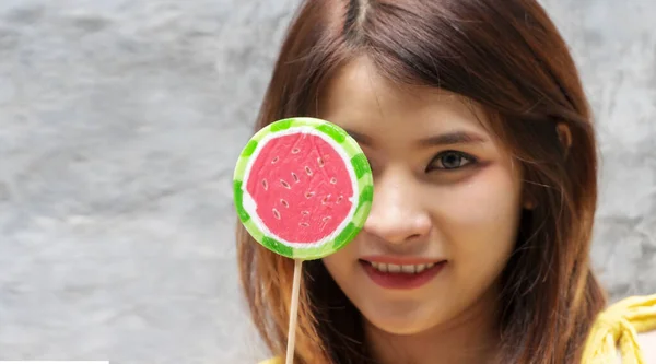 Joyeux Jeune Femme Couvert Son Oeil Avec Sucette Forme Fruit — Photo