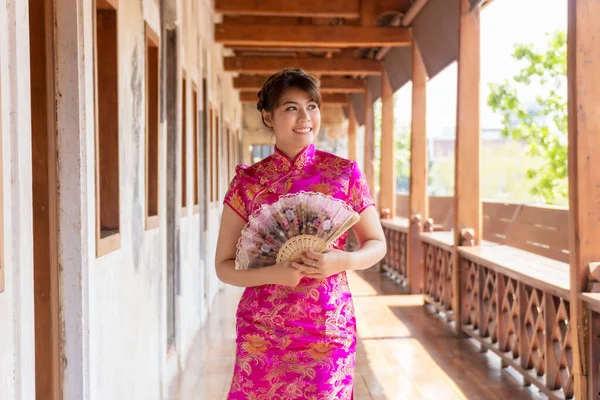 Attraente Giovane Donna Indossare Cheongsam Abito Rosa Profondo Possesso Fan — Foto Stock