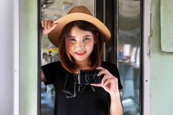 Jovem Alegre Segurando Câmera Concentrando Você Com Sorriso Enquanto Está — Fotografia de Stock