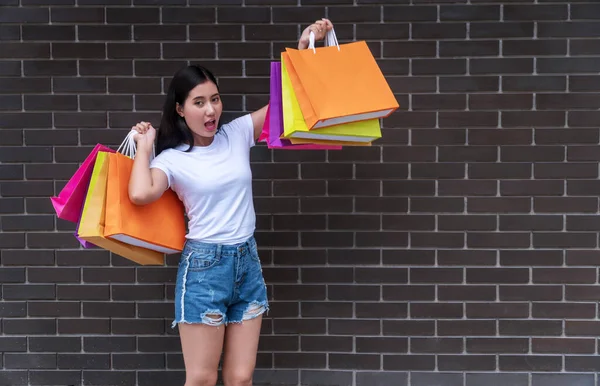 Ελκυστική Χαρούμενη Συγκινημένη Νεαρή Γυναίκα Κρατώντας Πολύχρωμες Τσάντες Για Ψώνια — Φωτογραφία Αρχείου