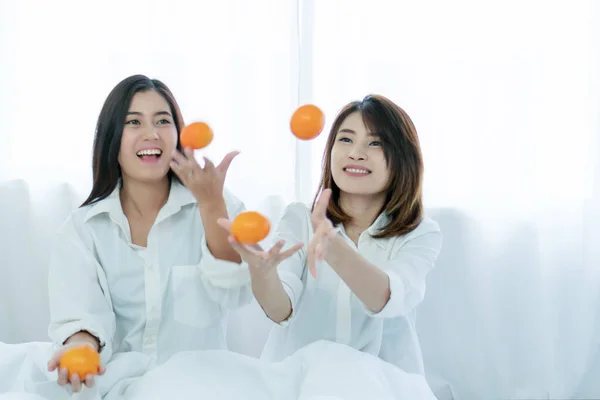 Dos Jóvenes Malabaristas Naranjas Frutas Para Jugar Juntos Cama Atractiva — Foto de Stock