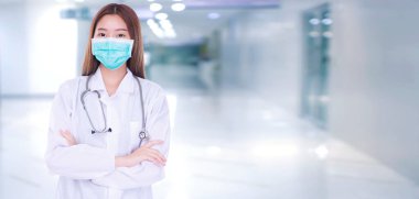 Doktor hemşire klinik tedavi koronavirüsü ya da salgın konsepti. Steteskoplu, beyaz üniformalı, Asyalı doktor kadın maske takan, güvenlik maskesi takan, covid-19 virüs teşhisi hastanede yatan hastayı analiz ediyor..